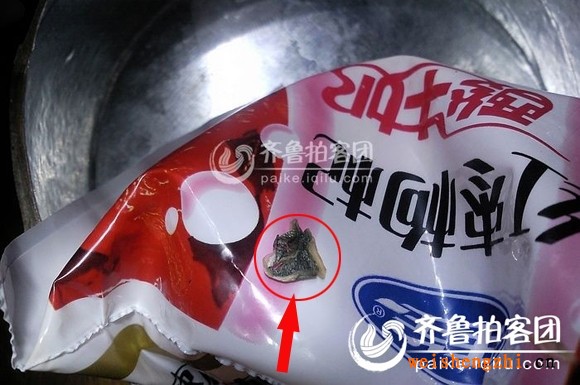  佳寶牛奶喝出似衛生紙異狀物(紅色箭頭指向為異狀物)